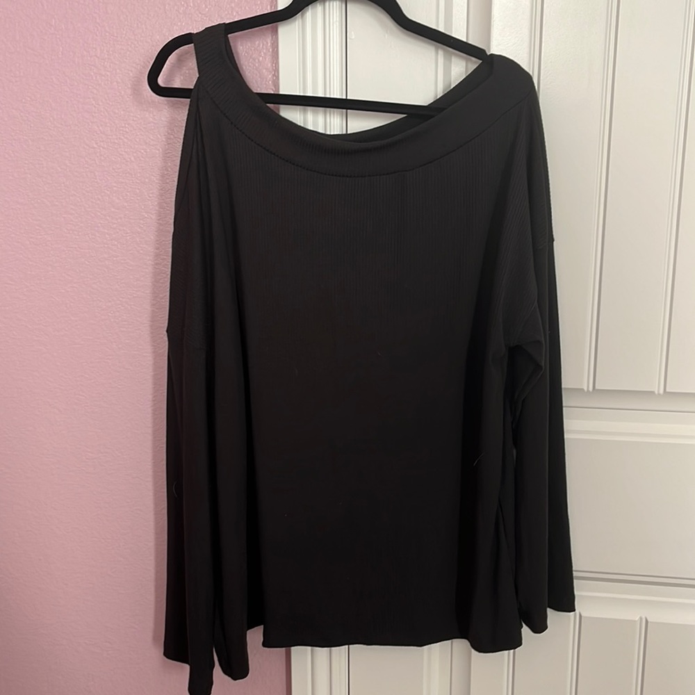 Cold shoulder long sleeve top. Size 2 XL